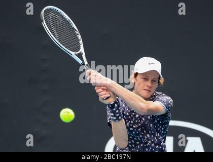 Der italienische Tennisspieler Jannik Sinner, der beim Australian Open 2020 Tennis Tournament, Melbourne Park, Melbourne, Victoria, Australien Backhand spielt. Stockfoto