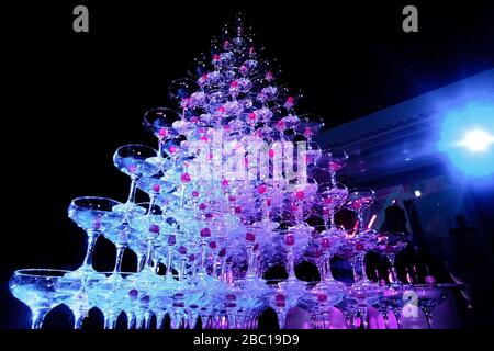 Auf dem Tisch steht ein Turm mit leeren Martini-Gläsern mit Kirsche. Party im Club Phaselis Rose Hotel in Kemer, Türkei, festlicher Abend in Tekirova Stockfoto