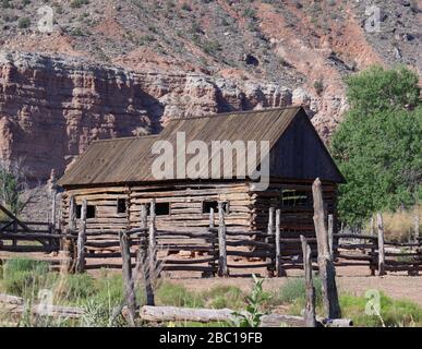 Eine rustikale Blockhütte in der Geisterstadt Grafton, einer der meistfotografierten Geisterstädte im Westen Amerikas, Utah. Stockfoto