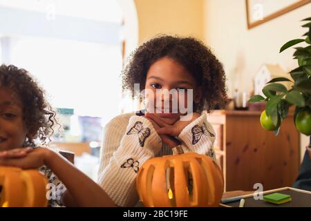 Portrait lächelnde Mädchen Kürbisse schnitzen Stockfoto