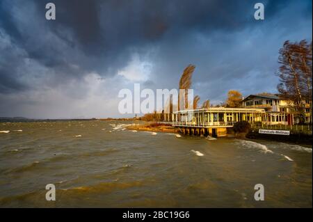 Deutschland, Baden-Württemberg, Radolfzell am Bodensee, Sturmwolken über Cafe am Bodensee Stockfoto