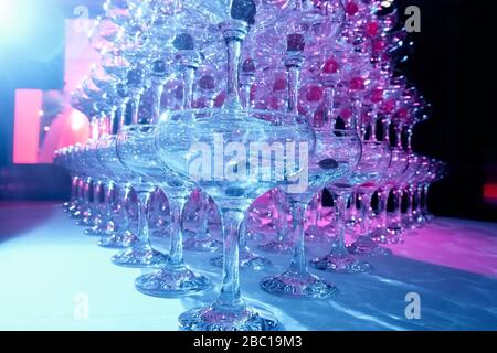 Auf dem Tisch steht ein Turm mit leeren Martini-Gläsern mit Kirsche. Party im Club Phaselis Rose Hotel in Kemer, Türkei, festlicher Abend in Tekirova Stockfoto