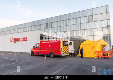 DIE FEUERWEHR UND DIE NOTAUFNAHME STELLTEN AN DER NOTSTATION DES GROSSEN EST FRANCILIEN-KRANKENHAUSES FÜR PATIENTEN MIT COVID-19, JOSSIGNY, SEINE ET MARNE (77) EINEN TAG AN DER COVID-19-KRIEGSFRONT EINE LUFTSCHLEUSE VOR Stockfoto