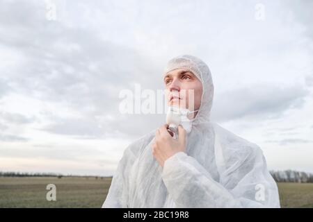 Porträt des Mannes mit Schutzanzug und Maske Stockfoto