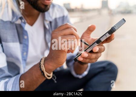Nahaufnahme eines Menschen mit Smartphone im Freien Stockfoto