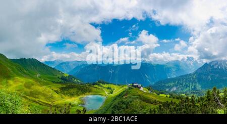 Deutschland, Bayern, Allgaeu Alpen, Panoramaaussicht von Fellhorn über Schlappoldsee und Bergstation Fellhornbahn, Stillachtal Stockfoto