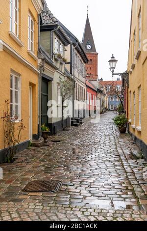 Hübsche, bunte Cottages in Aalborg, Dänemark, an einem nassen Wintertag. Stockfoto