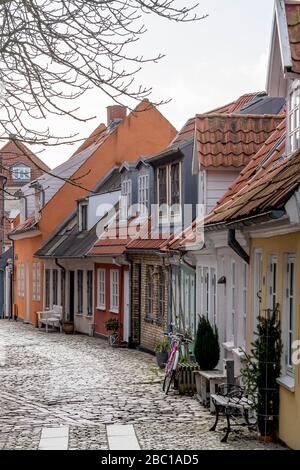 Hübsche, bunte Cottages in Aalborg, Dänemark, an einem nassen Wintertag. Stockfoto