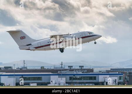 BAE 146 Passagierjet der Royal Air Force fährt am 31. März 2020 vom Flughafen Edinburgh ab. Stockfoto