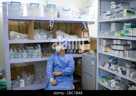 (200402) -- WUHAN, 2. April 2020 (Xinhua) -- Yuan Weifang, ein erfahrener Krankenpfleger der Intensivstation aus dem Shanghaier Siebten Volkskrankenhaus, nimmt eine Antibiotika-Injektion vor der Arbeit im Leishenshan Krankenhaus (Thunder God Mountain) in Wuhan, der zentralchinesischen Provinz Hubei, 20. März 2020. Yuan war einer der ersten medizinischen Mitarbeiter, die sich beworben hatten, um dem vom Virus heimgeplappten Wuhan City bei Ausbruch des COVID-19 zu helfen, obwohl er an einer Appendizitis litt und zu diesem Zeitpunkt eine Operation brauchte. Schließlich wurde er nach der zweiten Bewerbung als Mitglied der achten medizinischen Gruppe von Shang zur Abreise nach Wuhan zugelassen Stockfoto