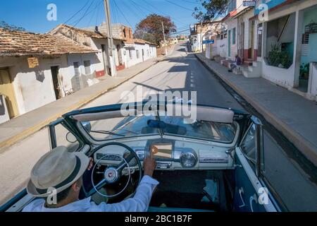 Taxifahrer, der ein altes Cabrio fährt, Trinidad, Kuba Stockfoto