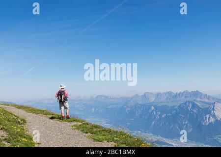 Schweiz, Kanton St. Gallen, Glarner Alpen, Wandermensch der Panoramawanderweg in der Tektonikarena Sardona Stockfoto