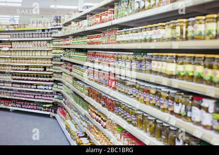 Gläser von Lebensmittel-Futter-Regalen im Supermarkt Stockfoto