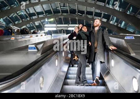 Junges Paar auf Rolltreppe an der U-Bahn-Station Stockfoto