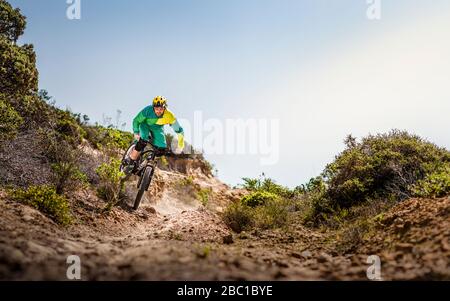 Mann, der auf einem unbefestigten Weg mit dem Mountainbike fährt, Fort Ord National Monument Park, Monterey, Kalifornien, USA Stockfoto