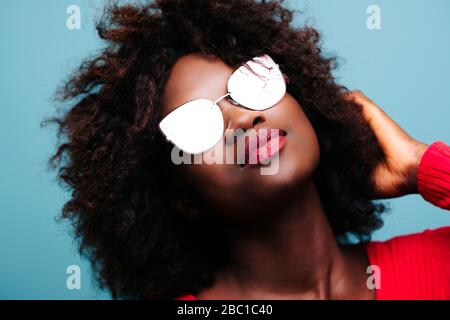 Porträt der schönen jungen Frau trägt Sonnenbrille im Studio Stockfoto