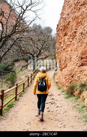 Wanderer auf dem Wanderweg in Mina de Oro Romana, ehemalige Goldmine, Las Medulas, Kastilien und Leon, Spanien Stockfoto