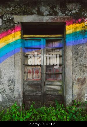 Spanien, Provinz A Coruna, San Saturnino, Regenbogen, der über Türen eines verlassenen Hauses gemalt wurde Stockfoto