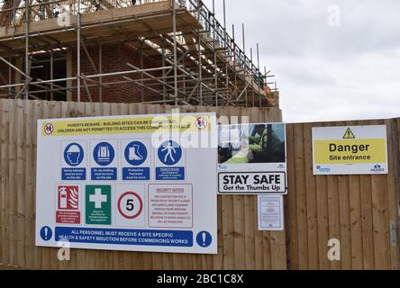 Warnhinweis auf einer Baustelle in Milton Keynes. Stockfoto