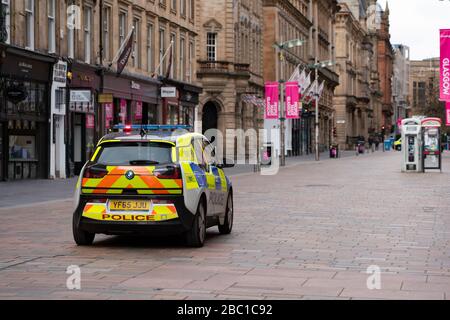 Glasgow, Schottland, Großbritannien. April 2020. Auswirkungen der Sperrung von Coronavirus auf das Leben in Glasgow, Schottland. Die Polizei patrouilliert auf einer leeren Buchanan-Straße den Hauptschopp Stockfoto