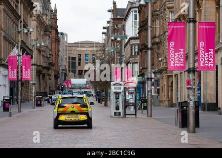 Glasgow, Schottland, Großbritannien. April 2020. Auswirkungen der Sperrung von Coronavirus auf das Leben in Glasgow, Schottland. Die Polizei patrouilliert auf einer leeren Buchanan-Straße den Hauptschopp Stockfoto