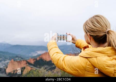 Wandererin fotografiert Mina de Oro Romana, Las Medulas, Kastilien und Leon, Spanien Stockfoto