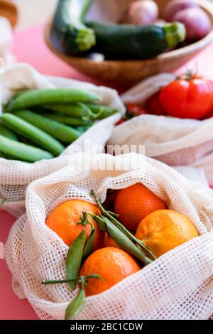 Clementines in umweltfreundlicher wiederverwendbarer Netztasche Stockfoto