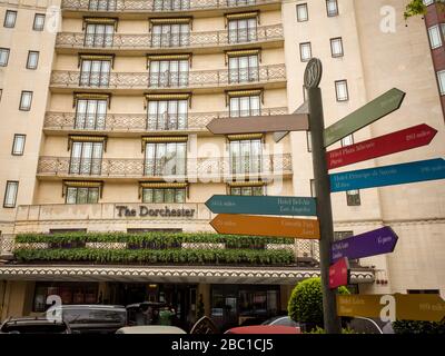 LONDON - das Dorchester 5-Sterne-Hotel an der Londoner Park Lane mit Blick auf den Hyde Park. Ein Luxushotel mit Bars und einem Restaurant. Stockfoto