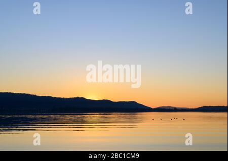 Deutschland, Baden-Württemberg, klarer Himmel über dem Bodensee bei Sonnenuntergang Stockfoto