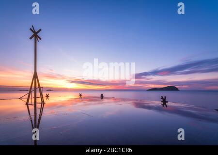 Europa, Schottland, East Lothian, North Berwick, Blick vom Hafenpier über Firth of Forth auf Craigleith Island bei Sonnenuntergang. Stockfoto