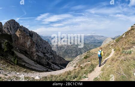 Frau beim Wandern am Bernia Ridge, Costa Blanca, Alicante, Spanien Stockfoto