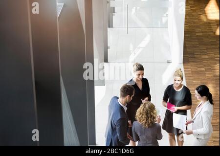 Geschäftsleute stehen in modernen Bürogebäude diskutieren Projekt Stockfoto