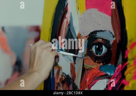 Hand einer Malerin in ihrem Atelier Stockfoto