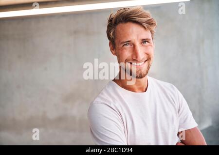 Porträt von lächelnden jungen Mann mit weißem t-shirt Stockfoto