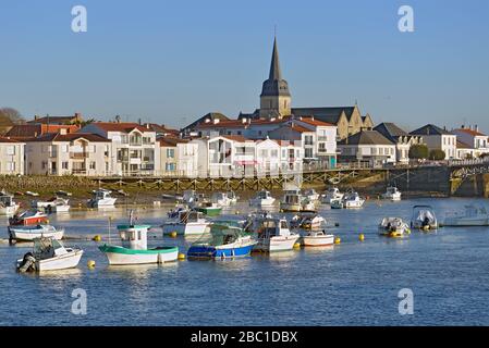 Hafen von Saint-Gilles-Croix-de-Vie, mit Kirche Saint-Gilles im Hintergrund, Gemeinde im Departement Vendée im pays de la Loire in Frankreich Stockfoto