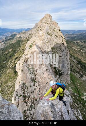 Lächelnde Frau Bergsteigen an Bernia Ridge, Costa Blanca, Alicante, Spanien Stockfoto