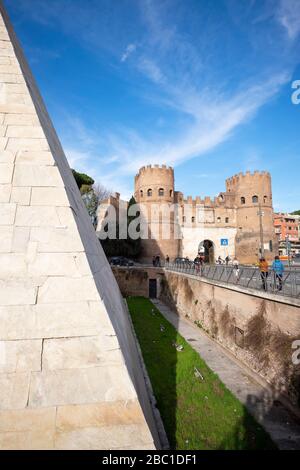 Italien, Rom, Pyramide des Cestius mit Porta San Paolo im Hintergrund Stockfoto