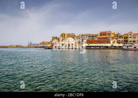 Griechenland, Kreta, Chania, Hafen der Küstenstadt mit Kucuk Hasan Pasha Moschee im Hintergrund Stockfoto