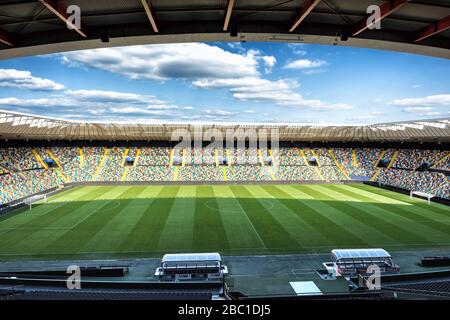 Leeres Stadion Fußball- oder Fußballfeld, Terrassen und Stehplätze in der Dacia Arena - Stadio Friuli, dem wichtigsten Stadion der Region Friuli Julisch Venetien. Stockfoto