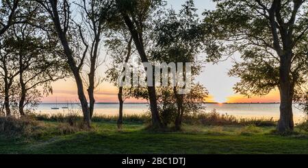 Deutschland, Mecklenburg-Vorpommern, Ostseeküste, Ostsee, Insel Rügen, Schaprode, Schaproder Bodden, Blick zur Insel Hiddensee, Boote Stockfoto