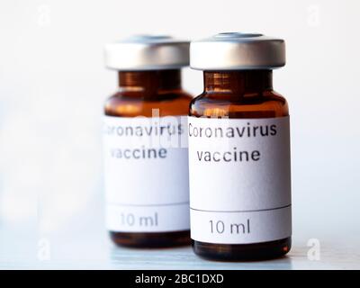 Die Welt wartet ängstlich auf einen Impfstoff gegen Coronavirus. Die Abbildung zeigt zwei Ampullen mit der Bezeichnung Coronavirus vaccine. Stockfoto