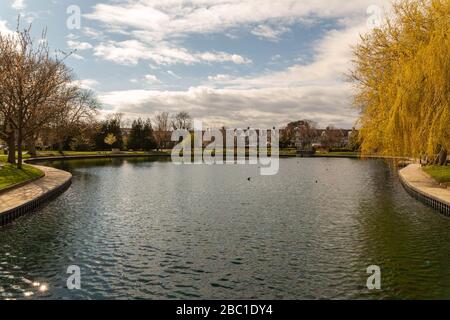 Southend-on-Sea, Großbritannien. April 2020. Ein schöner Frühlingstag im Southchurch Park in Southend-on-Sea, Essex. Penelope Barritt/Alamy Live News Stockfoto