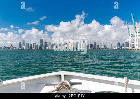 USA, Florida, Skyline der Innenstadt von Miami vom Boot aus auf dem Wasser aus gesehen Stockfoto