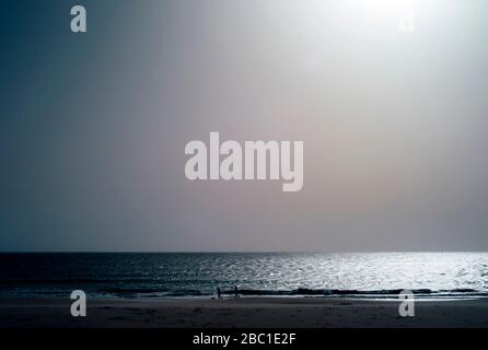 Landschaftlich schöner Blick auf das Meer bei klarem Himmel in Tarifa, Spanien Stockfoto