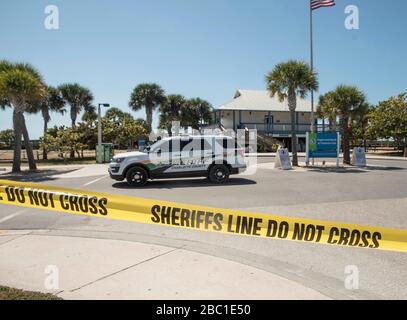 Ein Sheriff von Charlotte County patrouilliert im geschlossenen Englewood Beach-Bereich in Englewood, Florida, USA. Alle öffentlichen Strände sind für die Öffentlichkeit geschlossen Stockfoto