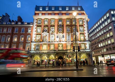 LONDON - DEZEMBER 2019: Fortnum & Mason in der Nacht mit Weihnachtslicht ein Upmarket-Kaufhaus auf Piccadilly, London. Stockfoto