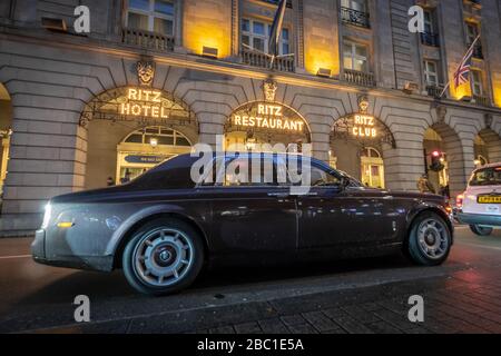 LONDON - DEZEMBER 2019: Ein Rolls Royce vor dem Ritz Hotel, einem Wahrzeichen in Mayfair. Stockfoto