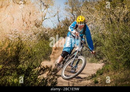 Mann, der auf staubigen Wegen Mountainbike fährt, Fort Ord National Monument Park, Monterey, Kalifornien, USA Stockfoto