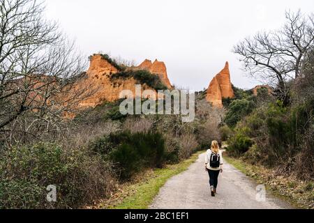 Wanderer auf dem Wanderweg in Mina de Oro Romana, ehemalige Goldmine, Las Medulas, Kastilien und Leon, Spanien Stockfoto