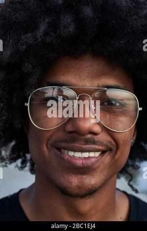 Porträt eines jungen lächelnden Mannes mit Brille Stockfoto